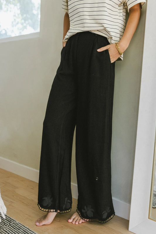 Two hands pockets embroidered pants in black 