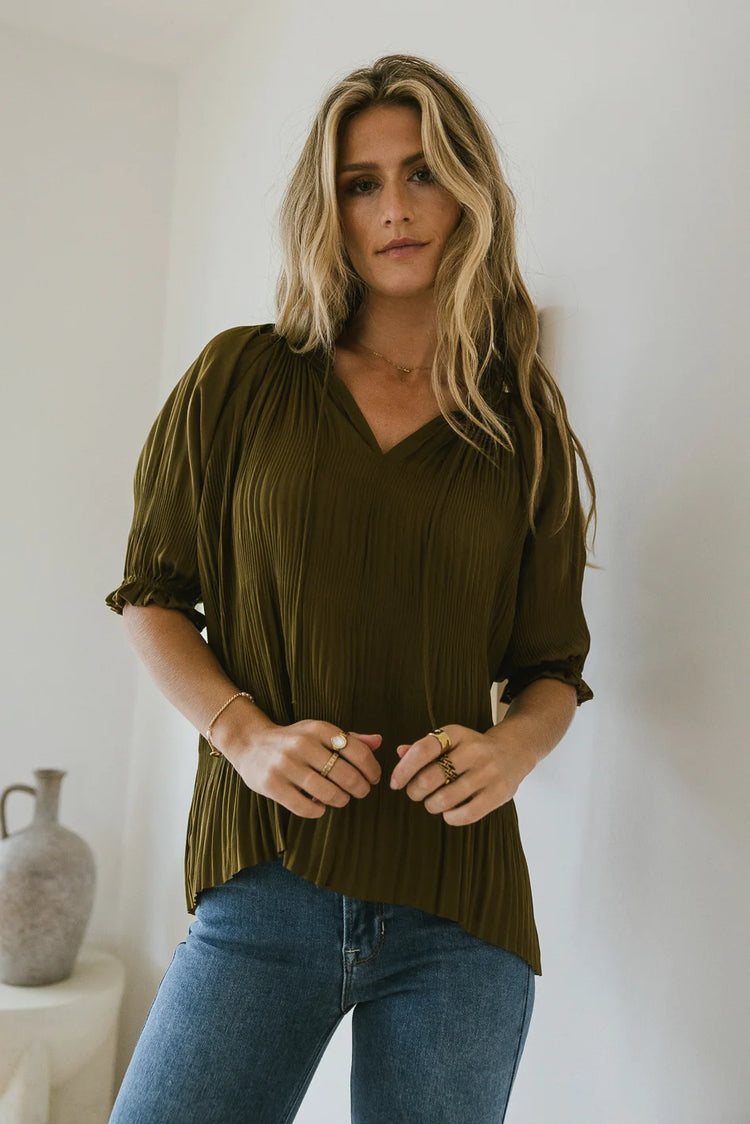 Short sleeves pleated blouse in olive 