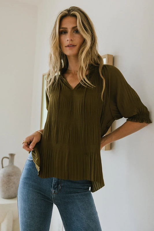 Adjustable tie front pleated blouse in olive 