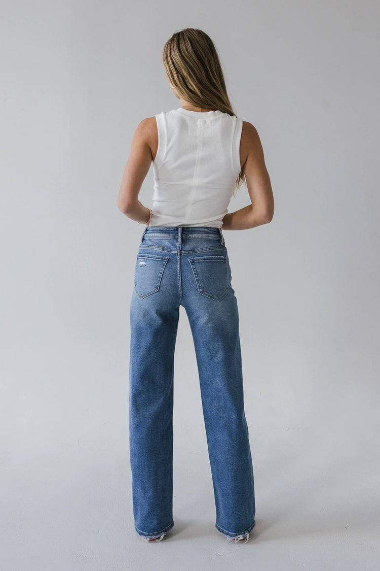 Two back pockets wide leg jeans in medium wash 