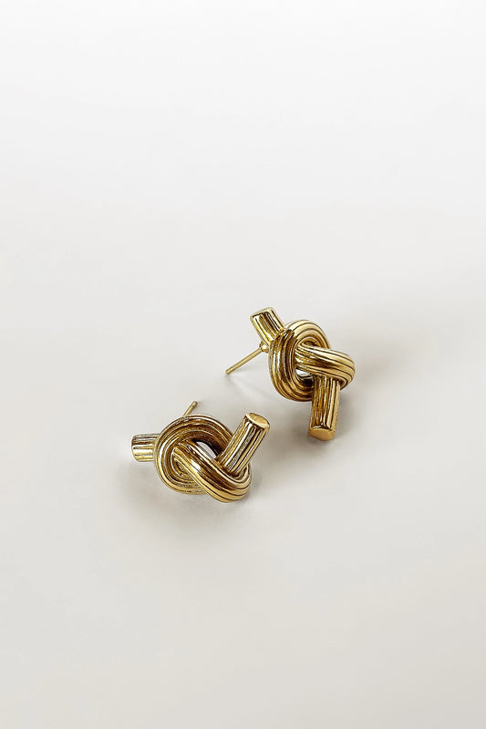 Knot earrings in gold 