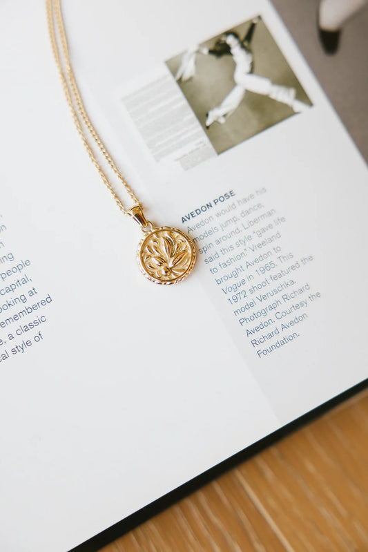 Flower design necklace in gold 