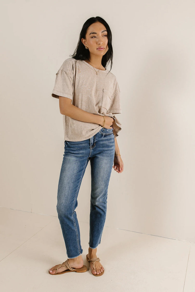 Jeans paired with a basic top in taupe 