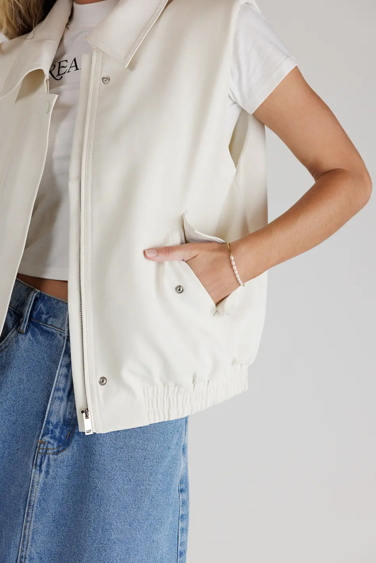 Two hand pockets vest in cream 