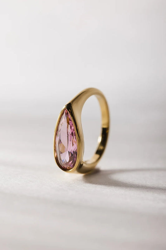 Gold ring with a pink diamond 