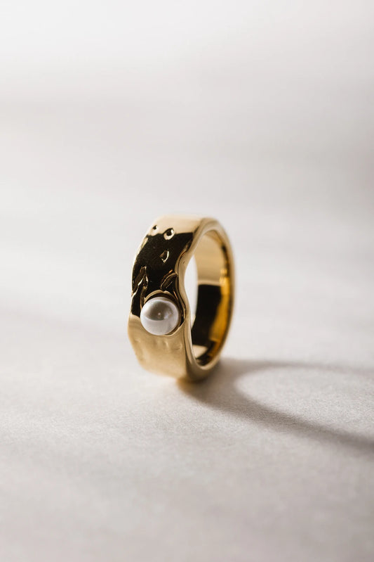 Gold ring with a pearl  design 