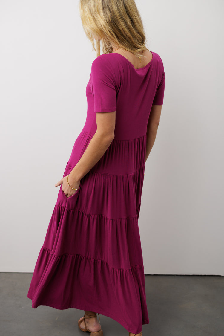 Short sleeves tiered dress in magenta
