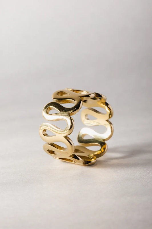 Wavy styled ring in gold 