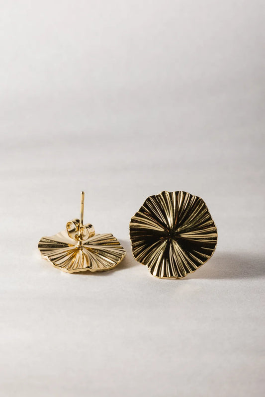Floral earrings in gold 