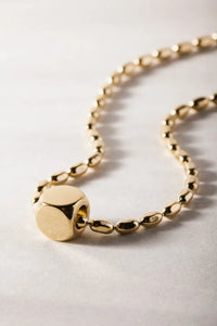 Pendant die necklaces in gold 