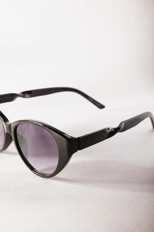 Oval  styled sunglasses in grey 