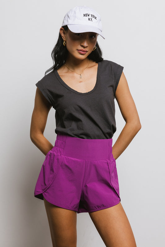 Woven active shorts in purple