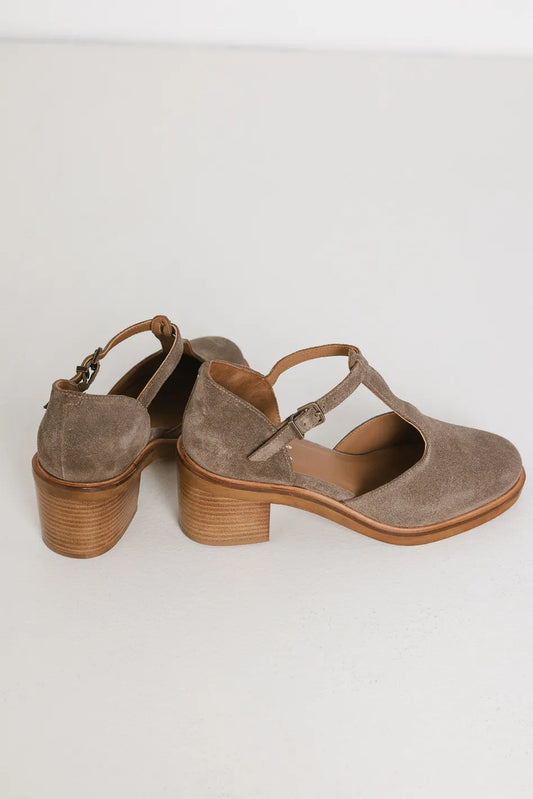 Closed toes heels in taupe 