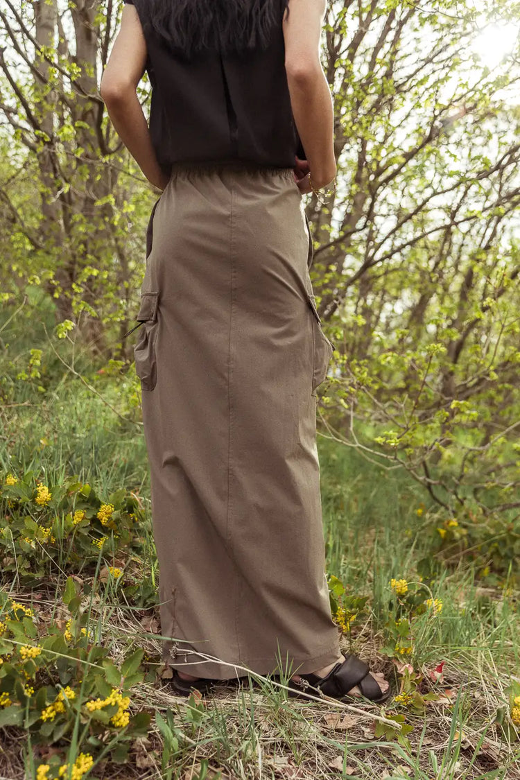 Plain color cargo skirt in olive 