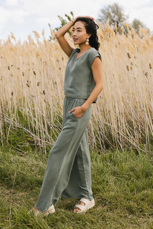 Two hand pockets wide leg pants in sage 