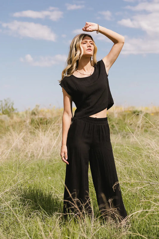 Woven basic top in black 
