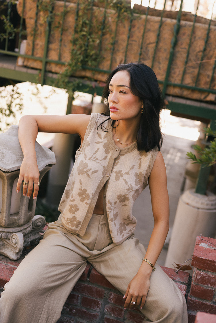 Round neck vest in taupe 