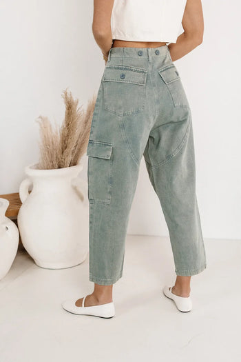 Two back pockets cargo in sage 