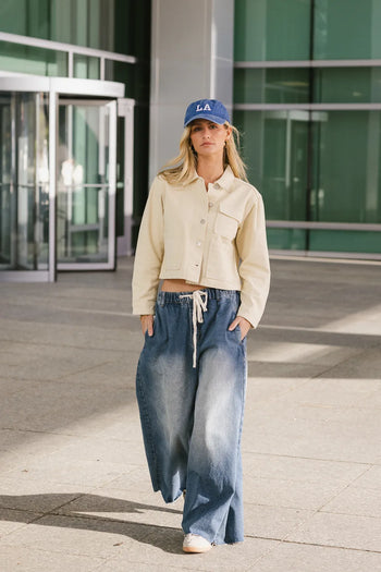 Two hand pockets denim in medium wash 