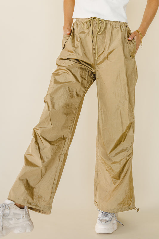Two hand pockets parachute pants in tan 