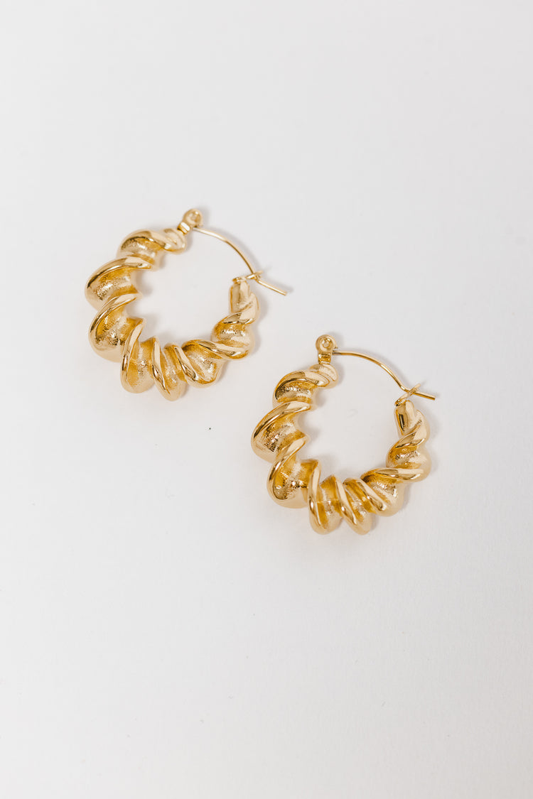 Twisted earrings in gold 