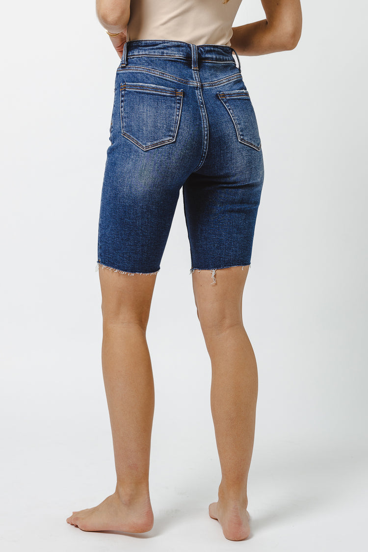 Two back pockets mid thigh jeans in medium wash 