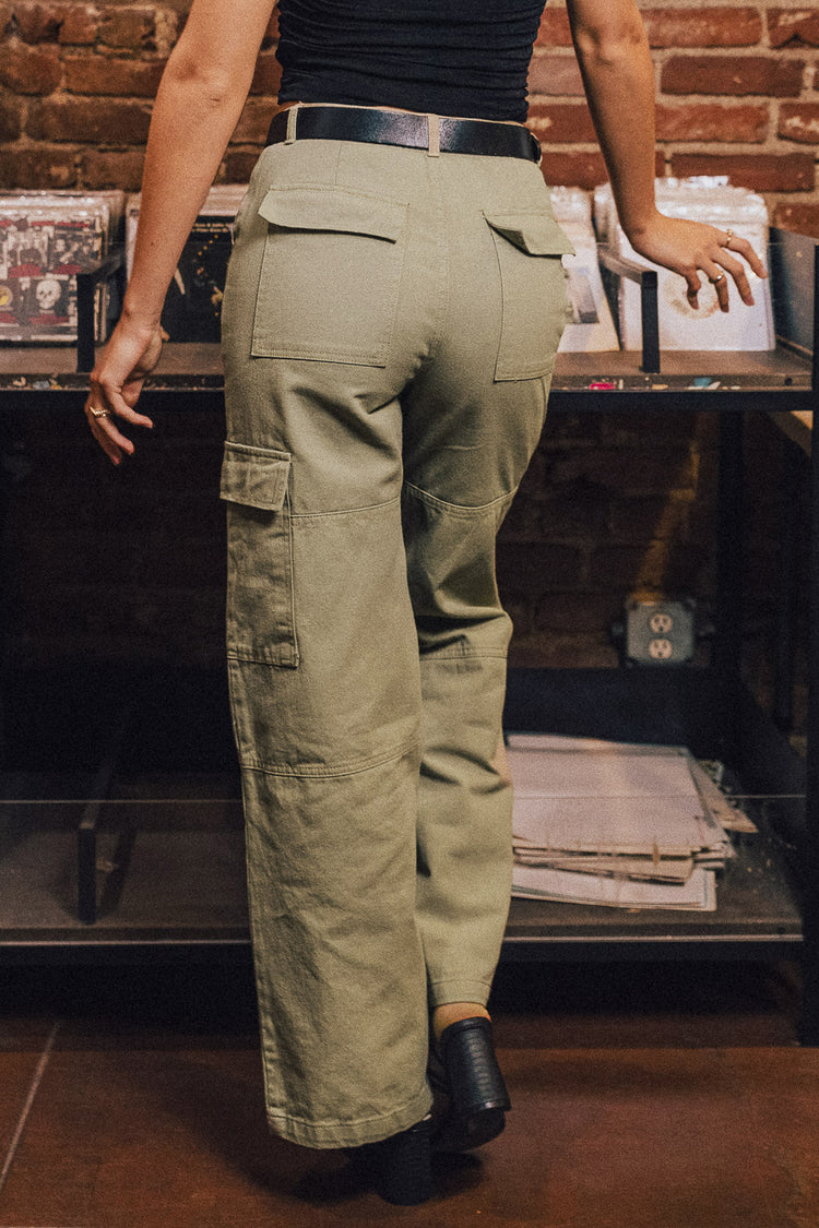 Two back pockets wide leg cargo pants 