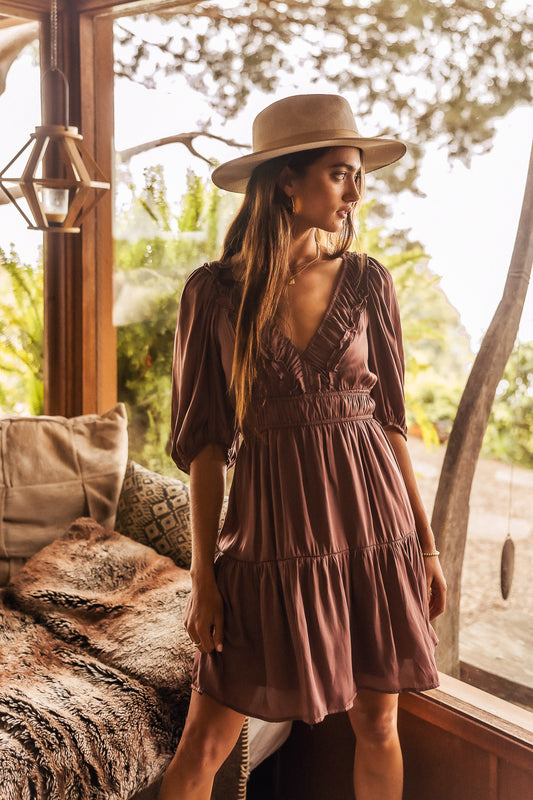 Mauve short sleeve midi dress pared with taupe hat