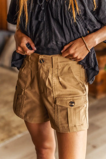 Utility shorts in mocha