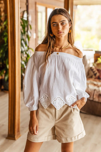 Shorts in tan with two pockets 