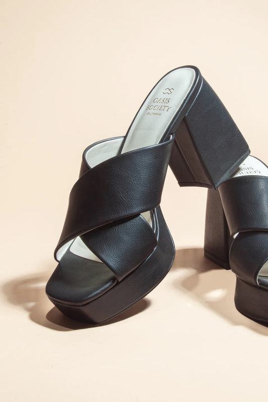 Two cross straps sandals in black 