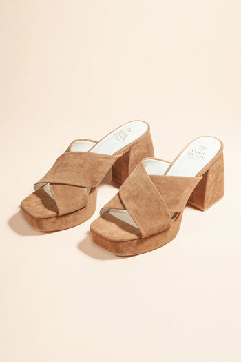 Open toe sandals in brown 