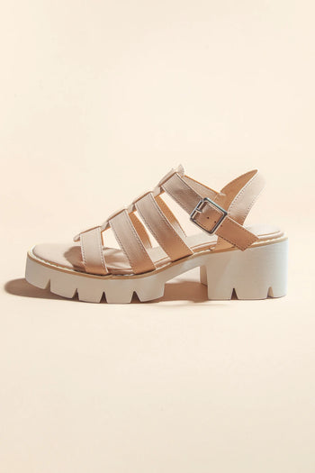 Adjustable straps sandals in nude 