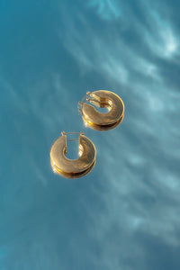 Thick hoop earrings in gold 