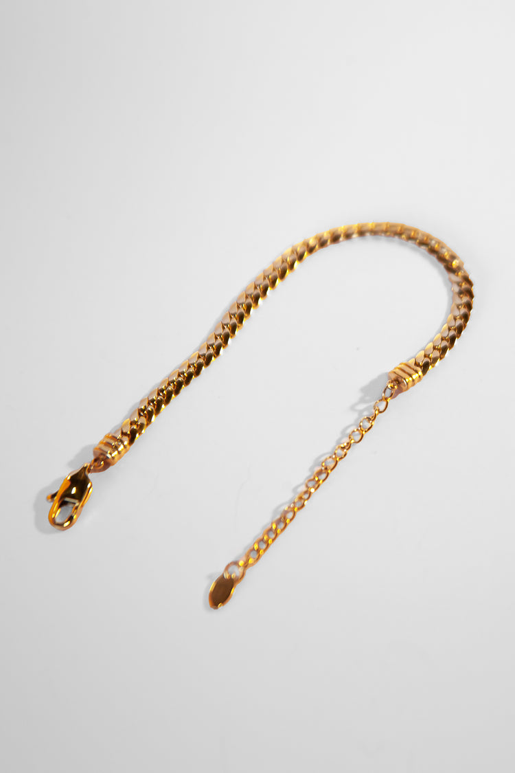 Adjustable clasp closure chain in gold 