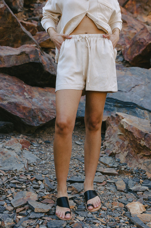 Two hand pockets shorts in cream 