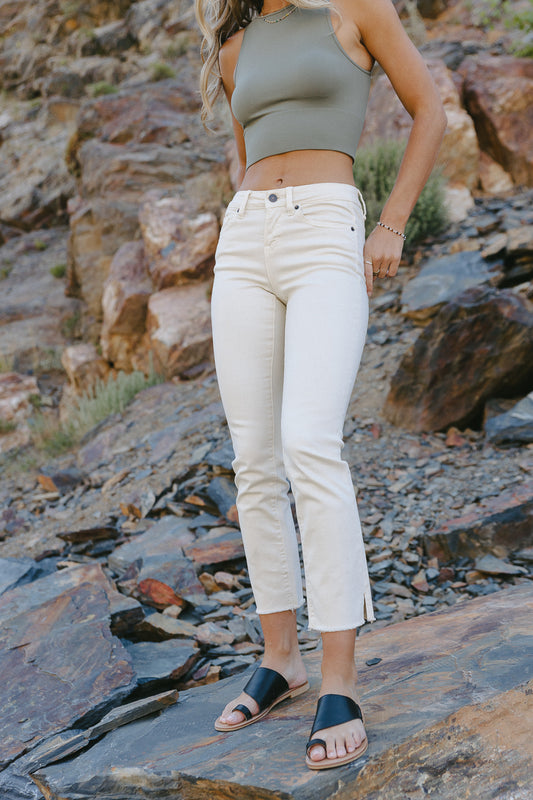 Two front pockets straight legs jeans in cream 