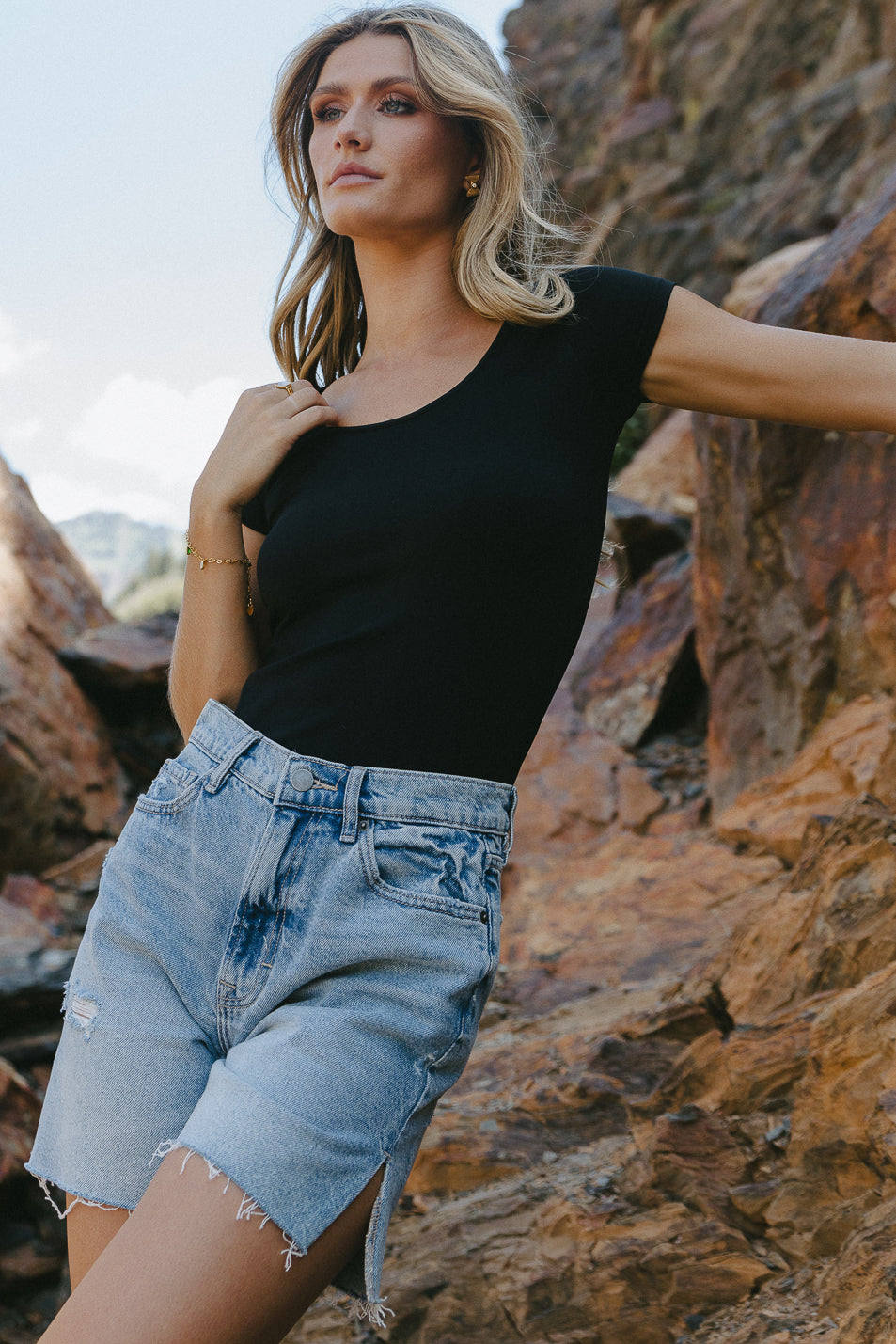 black fitted short sleeve tee 