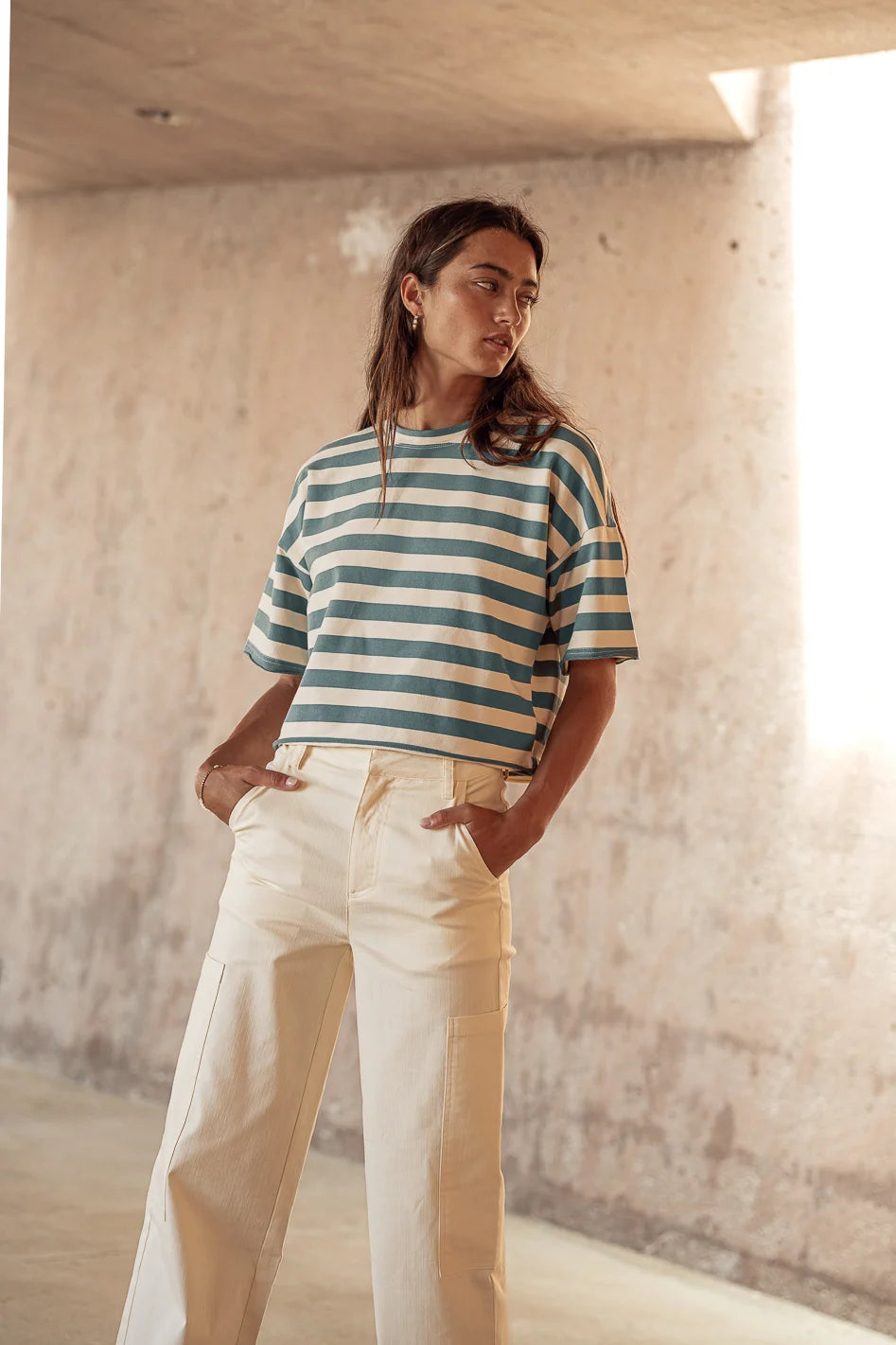 Two pockets on the side cargo pants in cream 