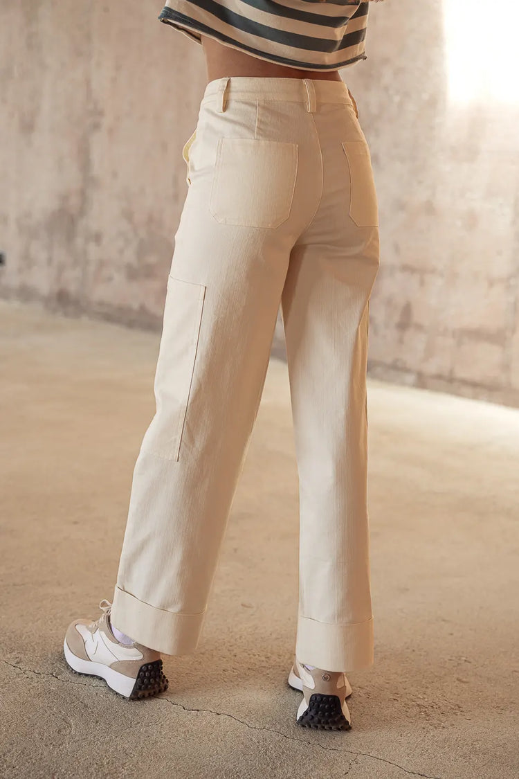 Two back pockets cargo pants in cream 