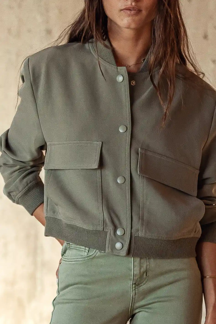 Two front pockets jacket in olive 