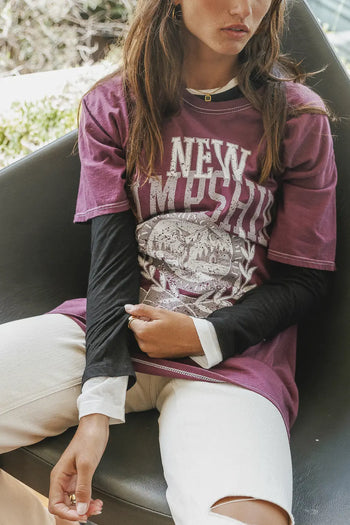 Short sleeves graphic tee in burgundy 
