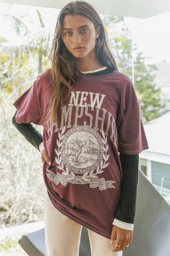 Round neck graphic tee in burgundy 