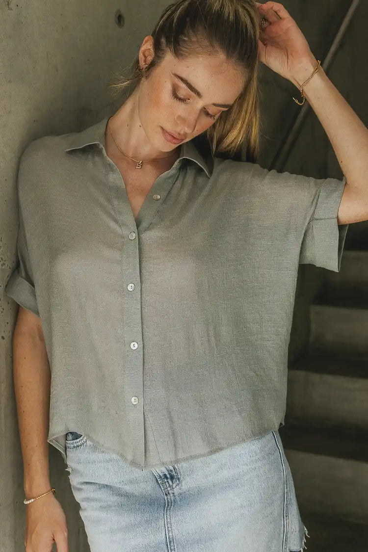 Short sleeves button up top in light grey 