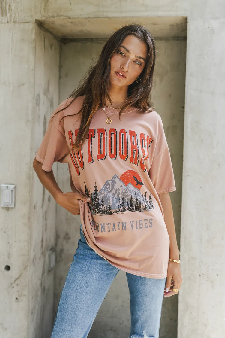 outdoorsy oversized graphic tee with in mauve 