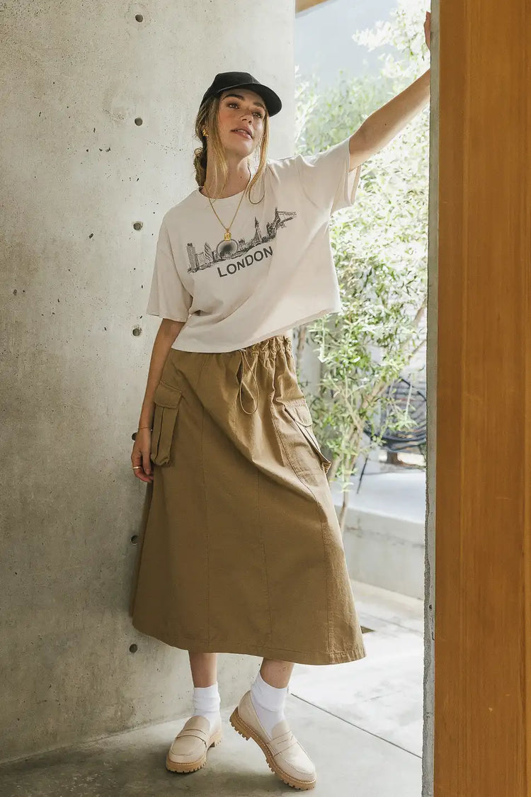 Cropped graphic tee in taupe 