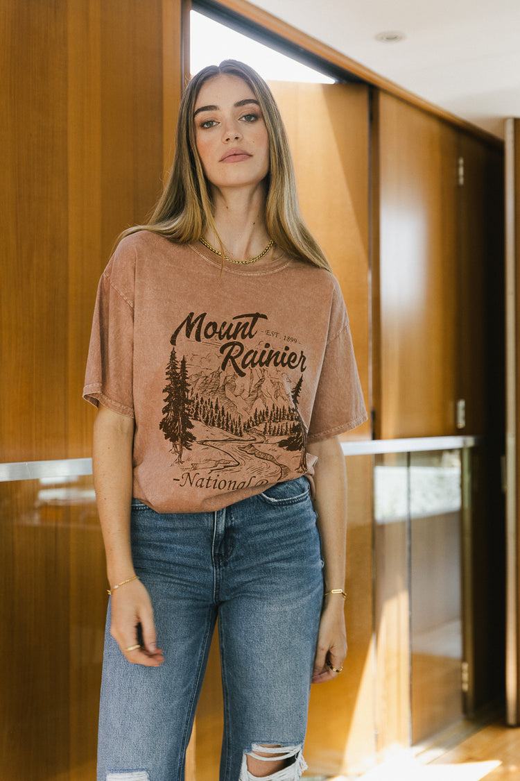 short sleeve graphic tee with mountains in mauve