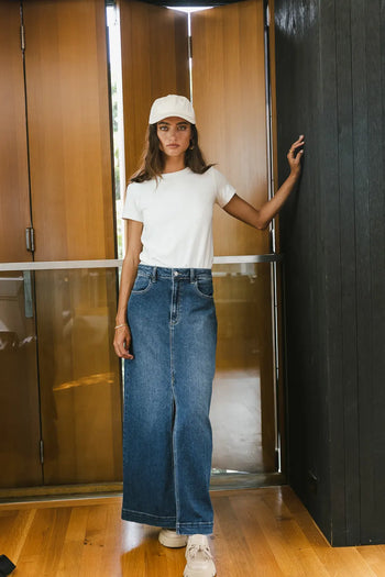 white t-shirt with short sleeves