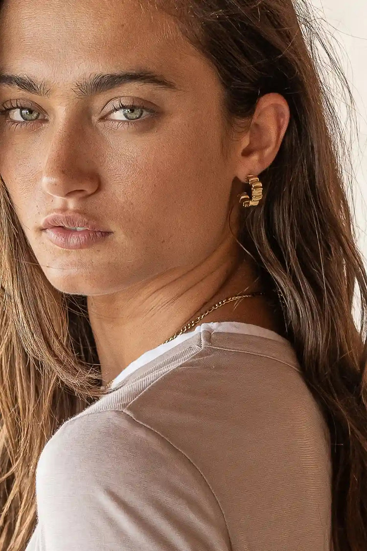 Wavy style earrings in gold