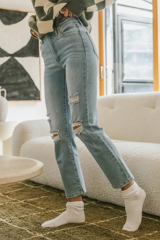 Two front pockets straight legs jeans in light wash 